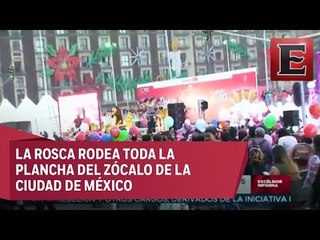 Tradicional partida de Rosca de Reyes en el Zócalo Capitalino