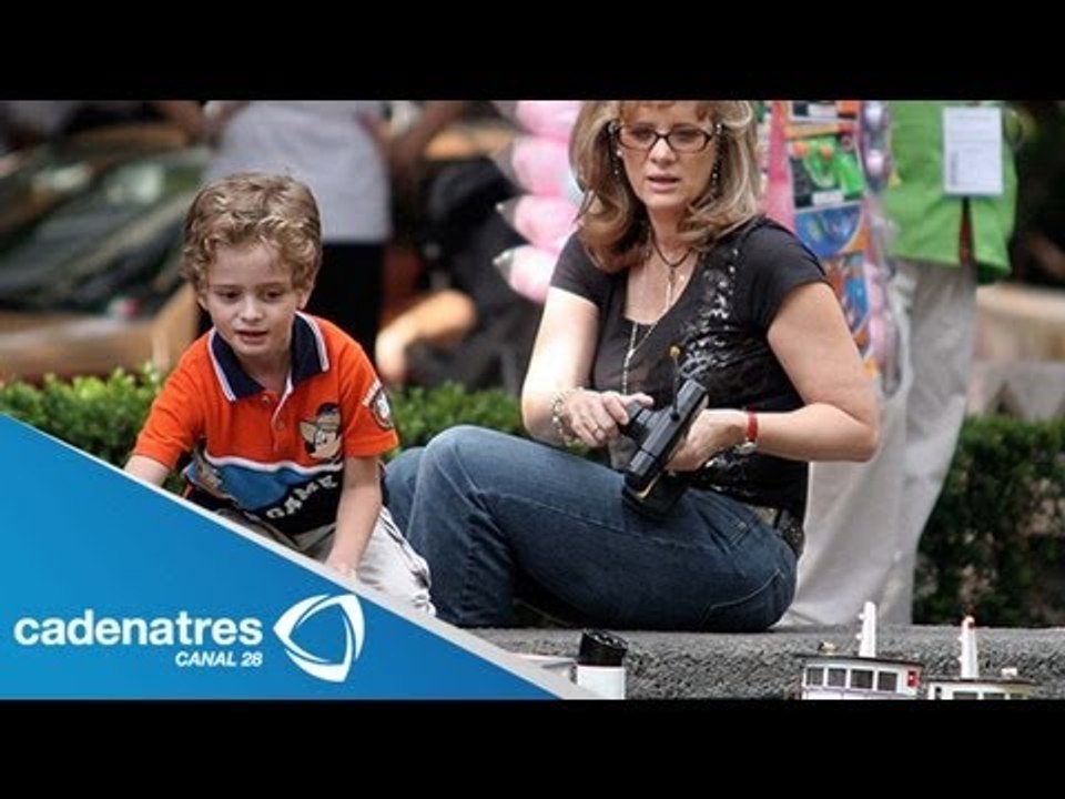 Erika Buenfil se sonroja con preguntas incomodas que le hace su hijo