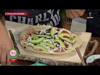 Cocina de solteros: tlayudas de frijol con quesillo | Sale el Sol