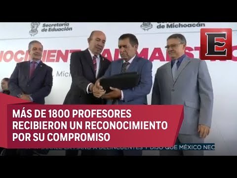 Maestros de Michoacán reciben homenaje por décadas de servicio