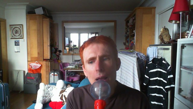 Wiwi égratigne la petite fille de Mazamet d'Alain Brice