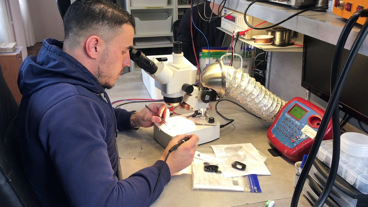 Installé en Côte-d'Or, le Télécommandier est le seul artisan de France spécialisé dans la réparation de télécommandes