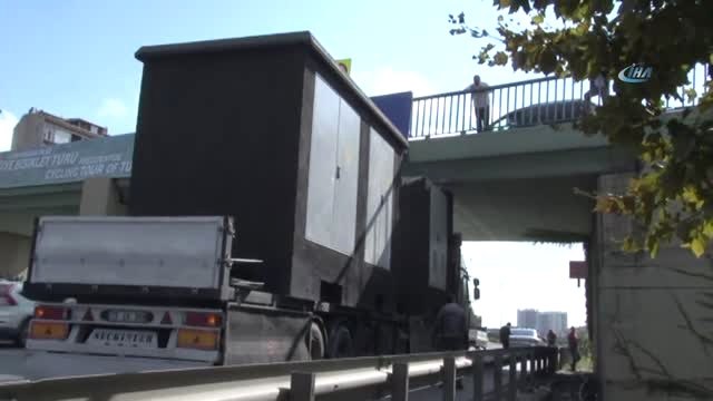 Beton Trafo Yüklü Tır, O-3'te Üst Geçide Takıldı