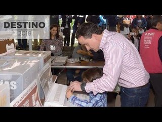 Mikel Arriola emite su voto en la CDMX