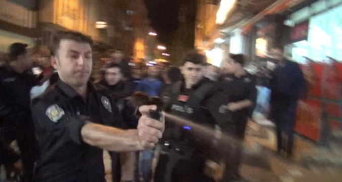 Sultangazi'de Polis, Bir Kadını Taciz Eden Sapığı Mahallelinin Elinden Biber Gazı Sıkarak Kurtardı
