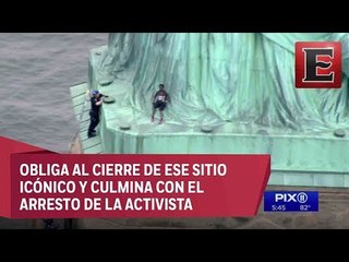 Mujer trepa a la Estatua de la Libertad en protesta por política migratoria