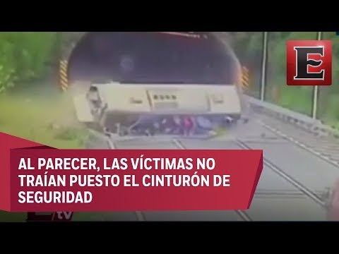 Choca autobús en China y salen disparados sus pasajeros