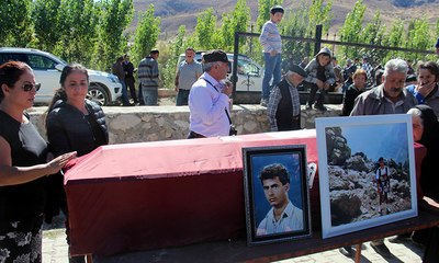 Cesedi 26 yıl sonra bulunan dağcı defnedildi