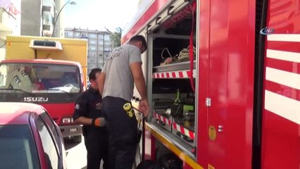 Çatıdan Bacaya Düşen Kedi Kurtarıldı