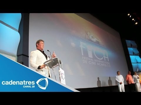 Fernando Allende recibe a Sylvester Stallone en el Festival Internacional de Cine Acapulco