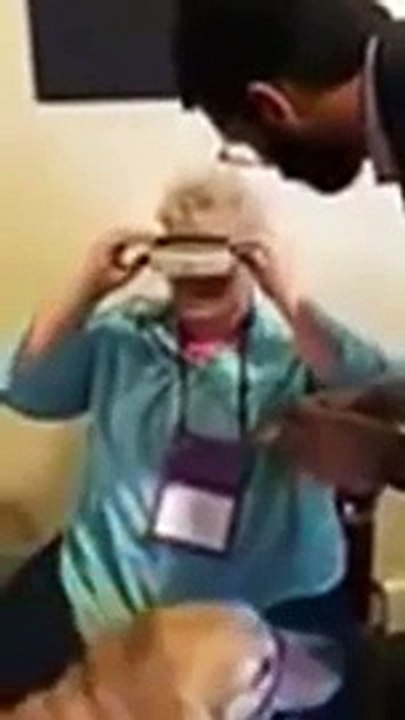 Donna non vedente riesce a vedere il suo cane per la prima volta