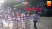 हल्द्वानी: नौकरी से निकालने पर फैक्ट्री के कर्मचारियों ने किया प्रदर्शन
