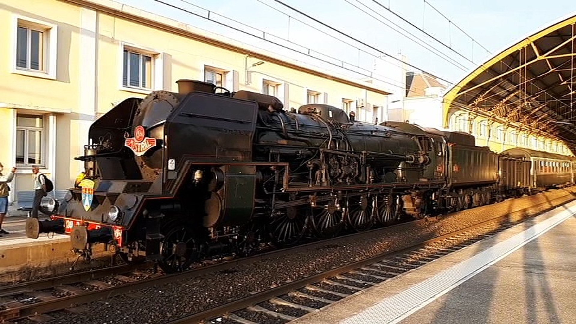 La 241p17 Plus Puissante Locomotive A Vapeur D Europe A Avignon Video Dailymotion