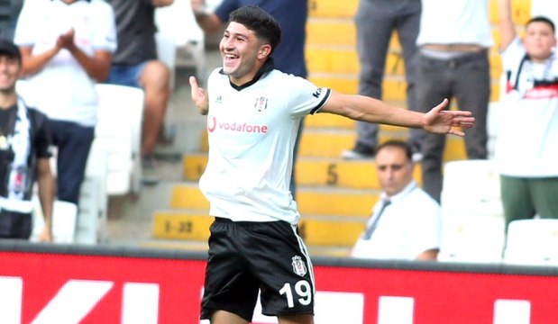 Larin ve Vagner Love'ın Performansından Memnun Olmayan Şenol Güneş, Formayı Güven Yalçın'a Vermeyi Düşünüyor