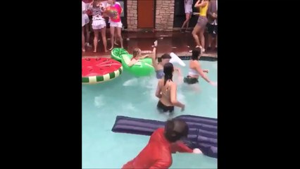 Cette fille se rend compte qu'elle se baigne avec son smartphone dans la poche... Réaction énorme