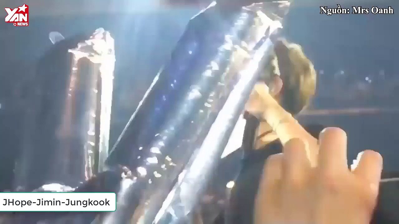 BTS phản ứng như thế nào khi bị fan ném đồ vào người