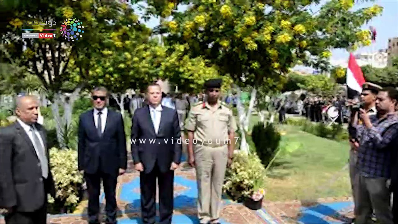 محافظ بنى سويف يضع إكليل زهور على قبر الجندى المجهول