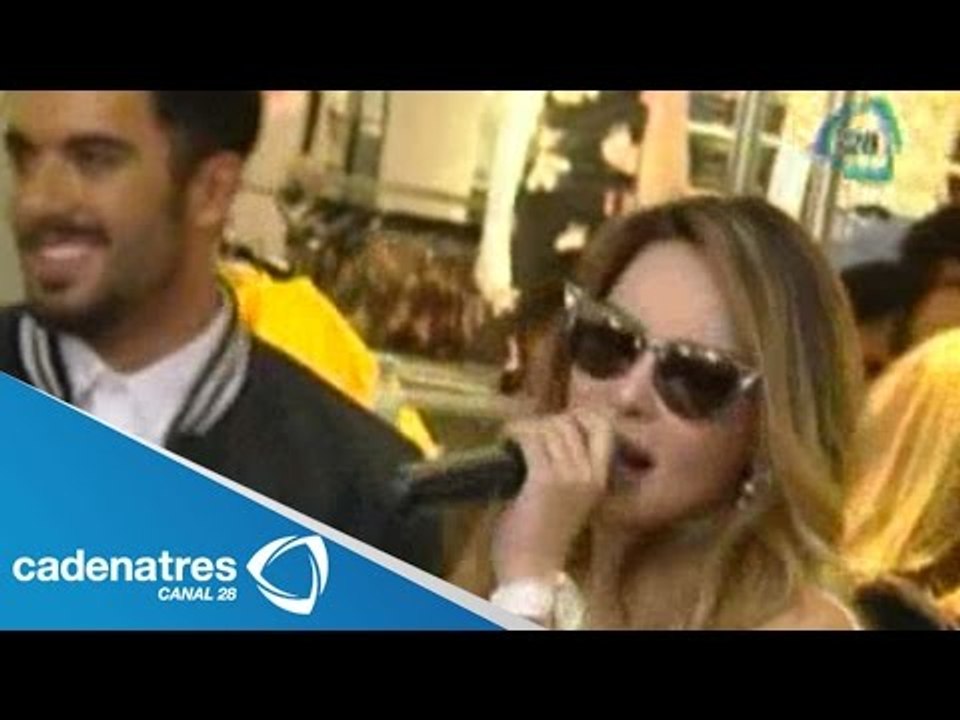 Fans de Belinda le cantan las mañanitas / Fans...