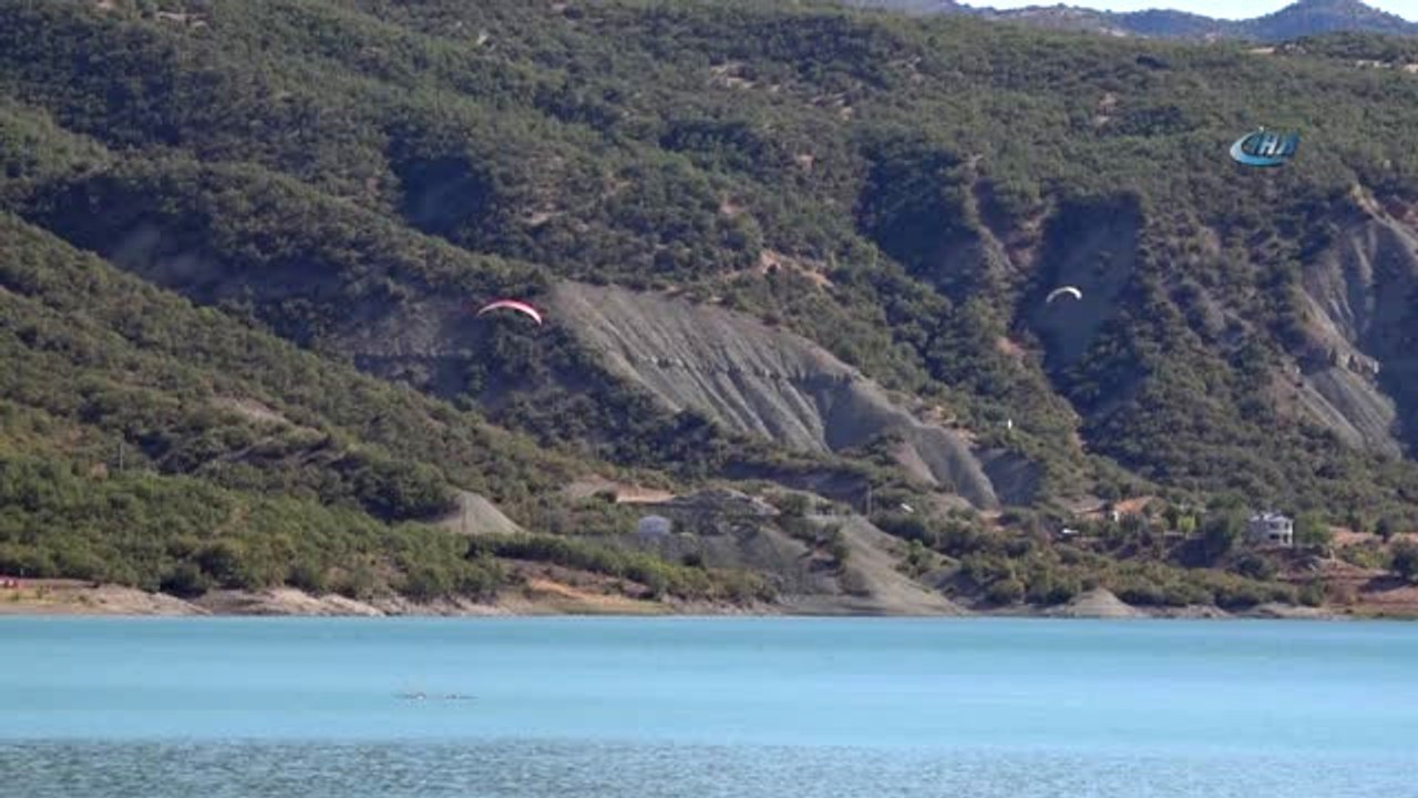 Tunceli'de Yamaç Paraşütçüleri Heyecan Yaşattı
