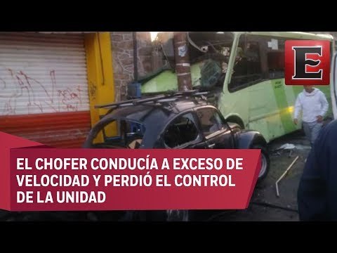 Microbús en Cuautepec choca contra seis vehículos y deja varios heridos
