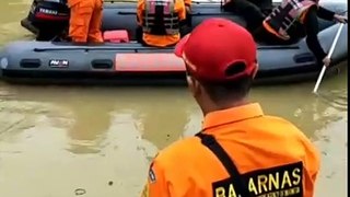 Tim SAR Indonesia Mencari Anak Yang Terseret Arus Banjir