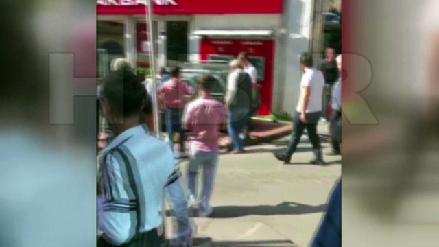 Fren yerine gaza bastı, ortalığı birbirine kattı…