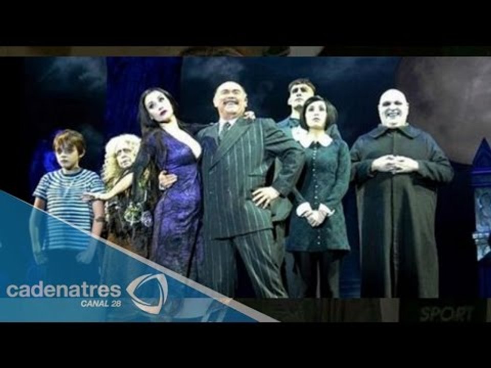 Laura Zapata y Jorge Ortiz de Pinedo develaron placa por 100 representaciones de "Los locos Addams"