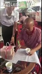 Il achete une voiture avec des centaines de billets ficelés ! En cash !