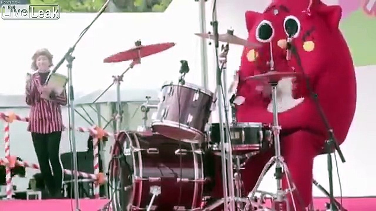 Ce batteur dans une mascotte est déchaîné !