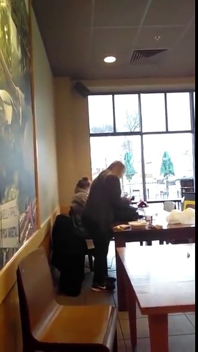 Elle pète un câble dans un Starbucks contre quelqu'un qui téléphone !
