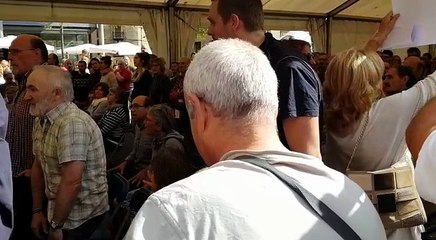 Víctimas de COVITE son recibidas a empujones en el Iheslari Eguna en Tolosa.