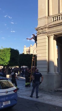 extracomunitario cerca di sfuggire alla Polizia
