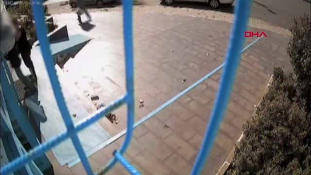 İstanbul- Sultangazi'de Pompalı Tüfekli Market Soygunu Kamerada