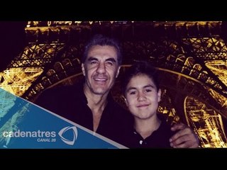 Adrián Uribe presume de sus vacaciones en Francia junto a su hijo