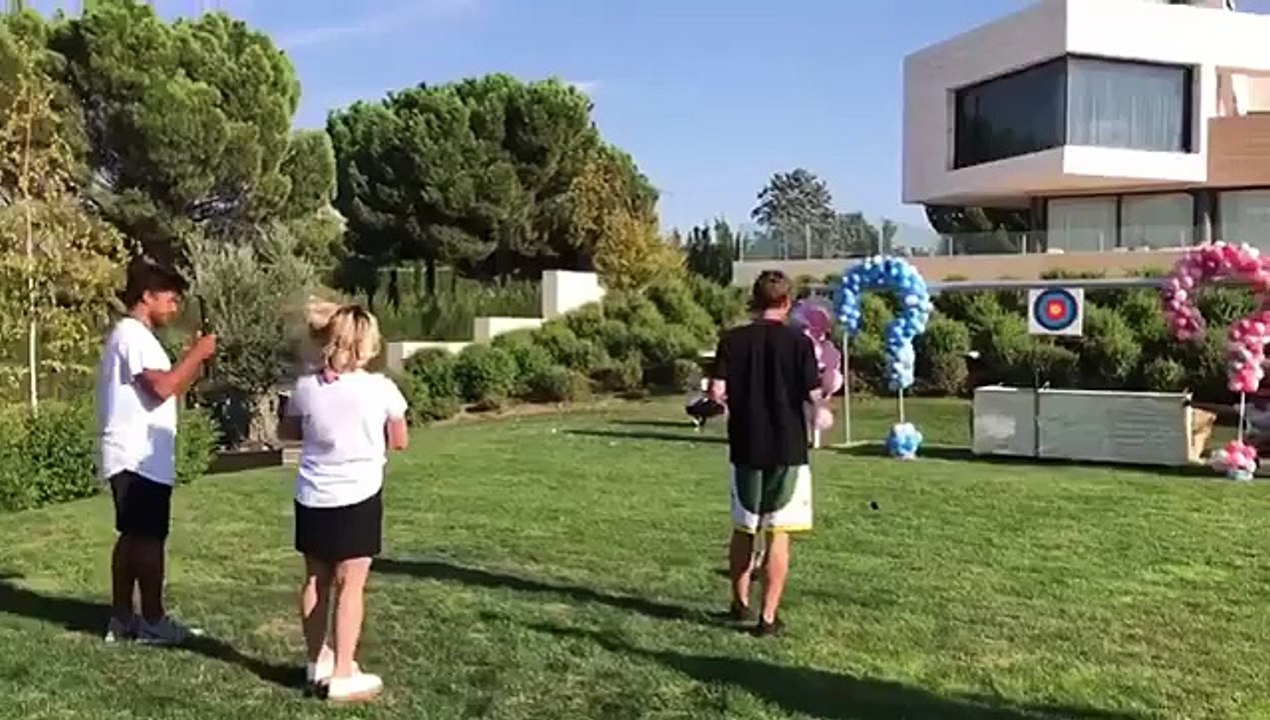 Antoine Griezmann découvre pour première fois le s... de son futur bébé