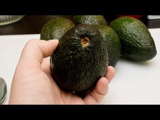 Cómo cortar y agarrar aguacates como un profesional | Qué Importa