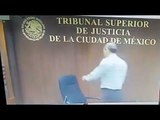 Juez se enoja en vivo y destruye una silla | Noticias con Francisco Zea