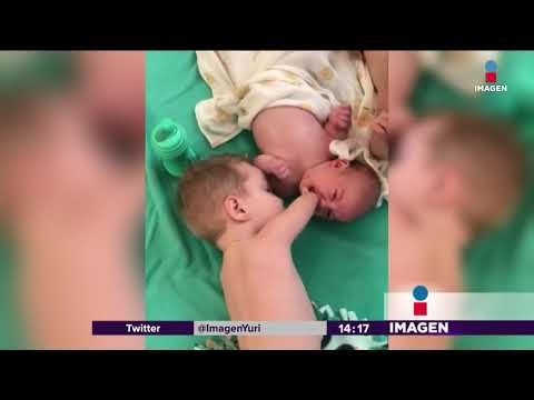 Niño sin brazos ni piernas consuela a su hermanito bebé | Noticias con Yuriria Sierra