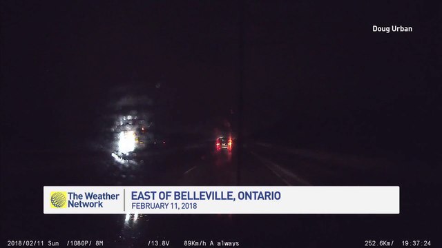 Il perd le controle de sa voiture en pleine nuit sur l'autoroute et en sort indemne... Miraculeux