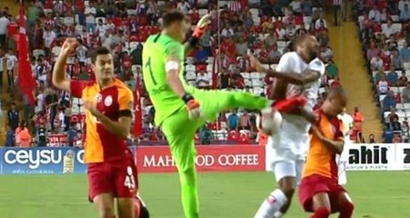 Cüneyt Çakır'ın, Muslera'nın Maicon'a Yaptığı Hareket Sonrası Verdiği Karar Tartışma Yarattı