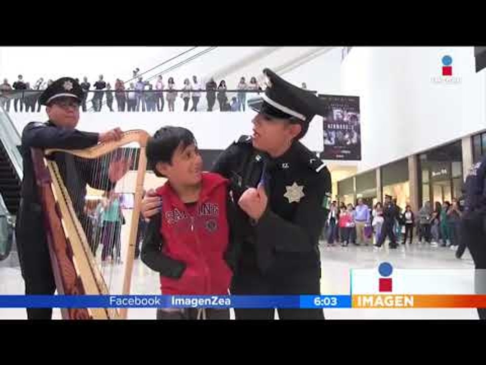 Mariachis de la policía federal sorprenden a centro comercial | Noticias con Francisco Zea