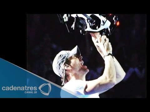 Video: Enrique Iglesias sufre accidente durante un concierto en Tijuana