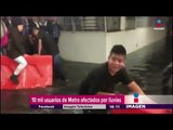 Emprendedor niño mexicano cobra por cruzar en el metro inundado | Noticias con Yuriria Sierra