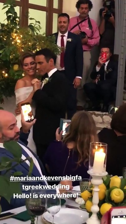 Γάμος Menounos: Παραδοσιακό γλέντι με κλαρίνα και τσολιάδες στη δεξίωση