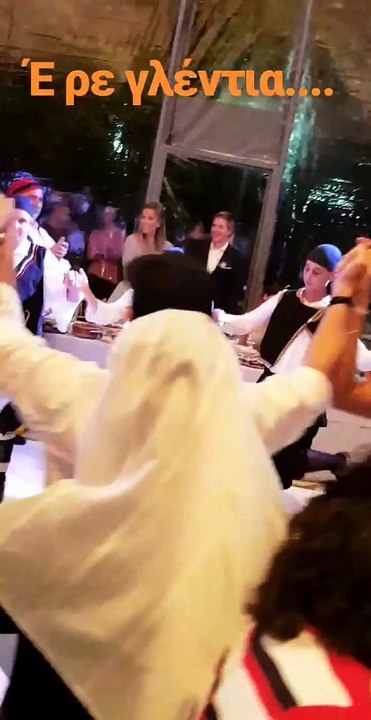 Γάμος Menounos: Παραδοσιακό γλέντι με κλαρίνα και τσολιάδες στη δεξίωση