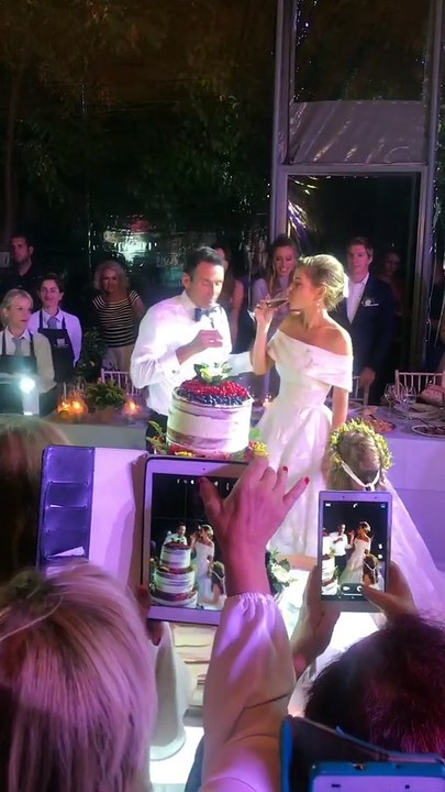 Γάμος Menounos: Παραδοσιακό γλέντι με κλαρίνα και τσολιάδες στη δεξίωση