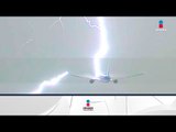 ¡Increíble video de un rayo que impacta a un avión de pasajeros! | Noticias con Francisco Zea