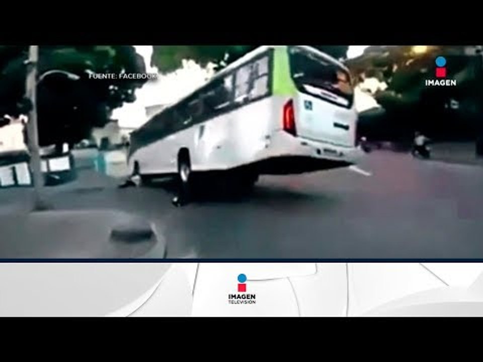 Un camión atropella a motociclista, y se levanta como si nada | Noticias con Francisco Zea