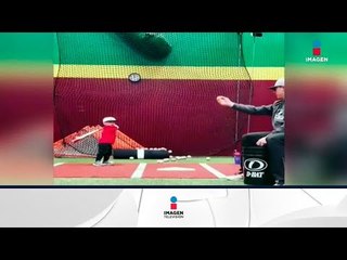Impresionante batazo de un bebé beisbolista | Noticias con Francisco Zea