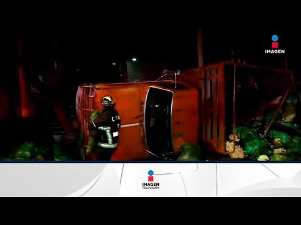 Vuelca camión y riega toneladas de verduras | Noticias con Francisco Zea